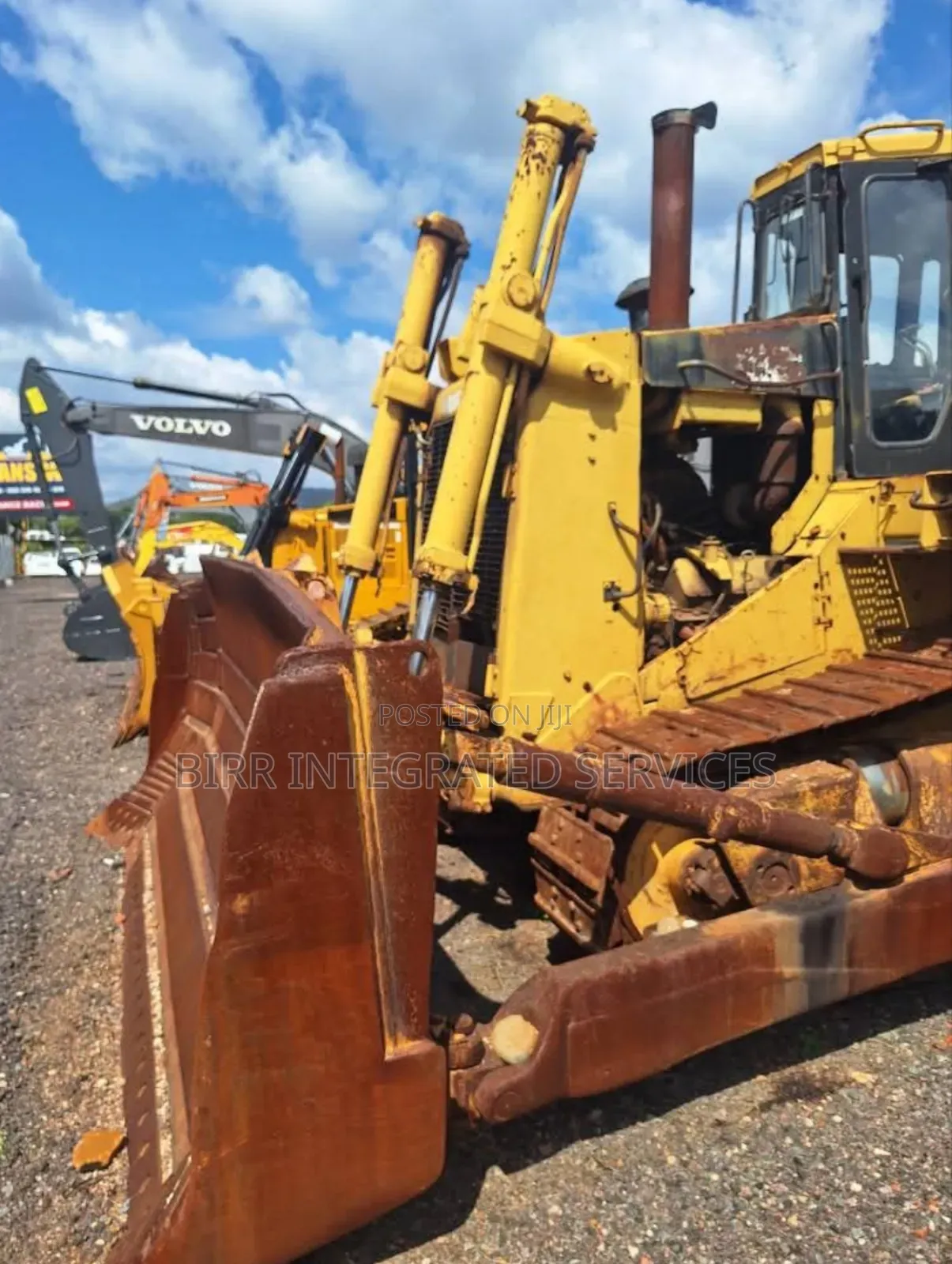 Low Bed, Flat Bed, Payloader, Excavator, Crane , Swamp Boggy Rental