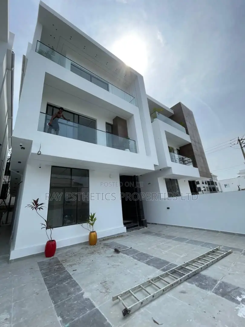 5bdrm House in Lekki Phase 1 for sale