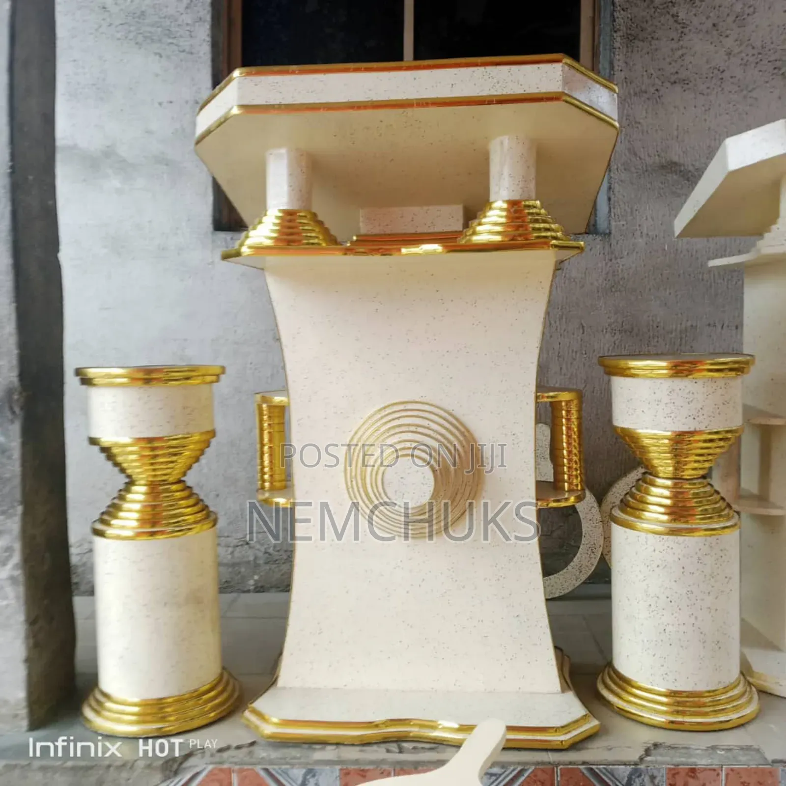 Sermon Stand With 2 Flower Vases