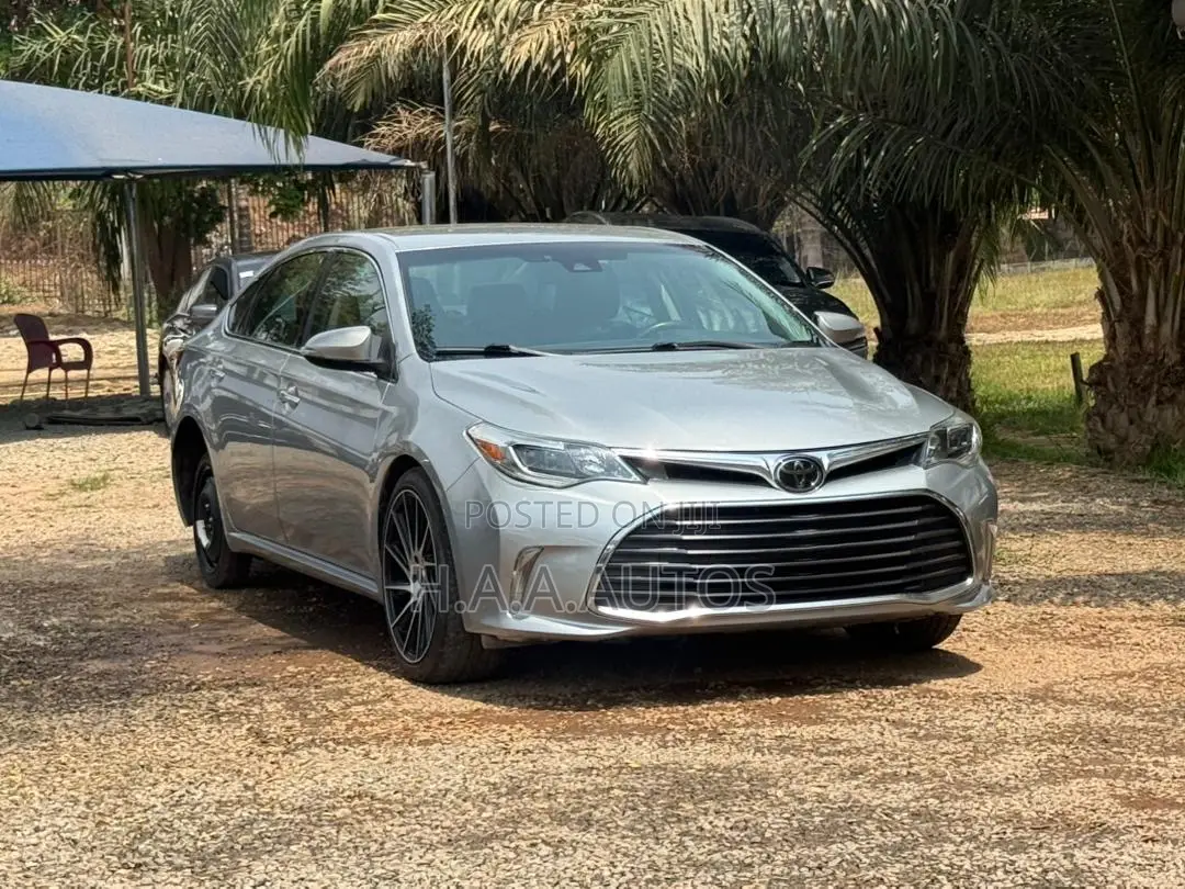 Toyota Avalon XLE Premium Sedan FWD (3.5L 6cyl 6A) 2017