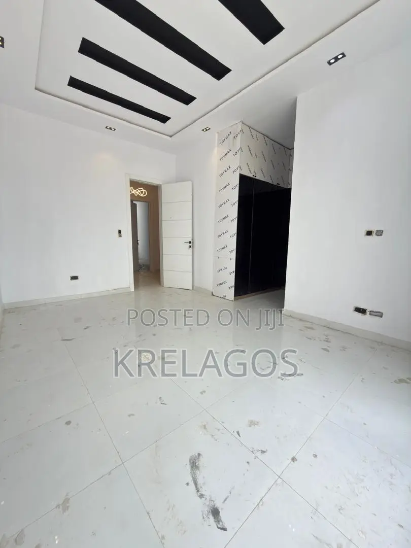 3bdrm Duplex in Ikota for sale