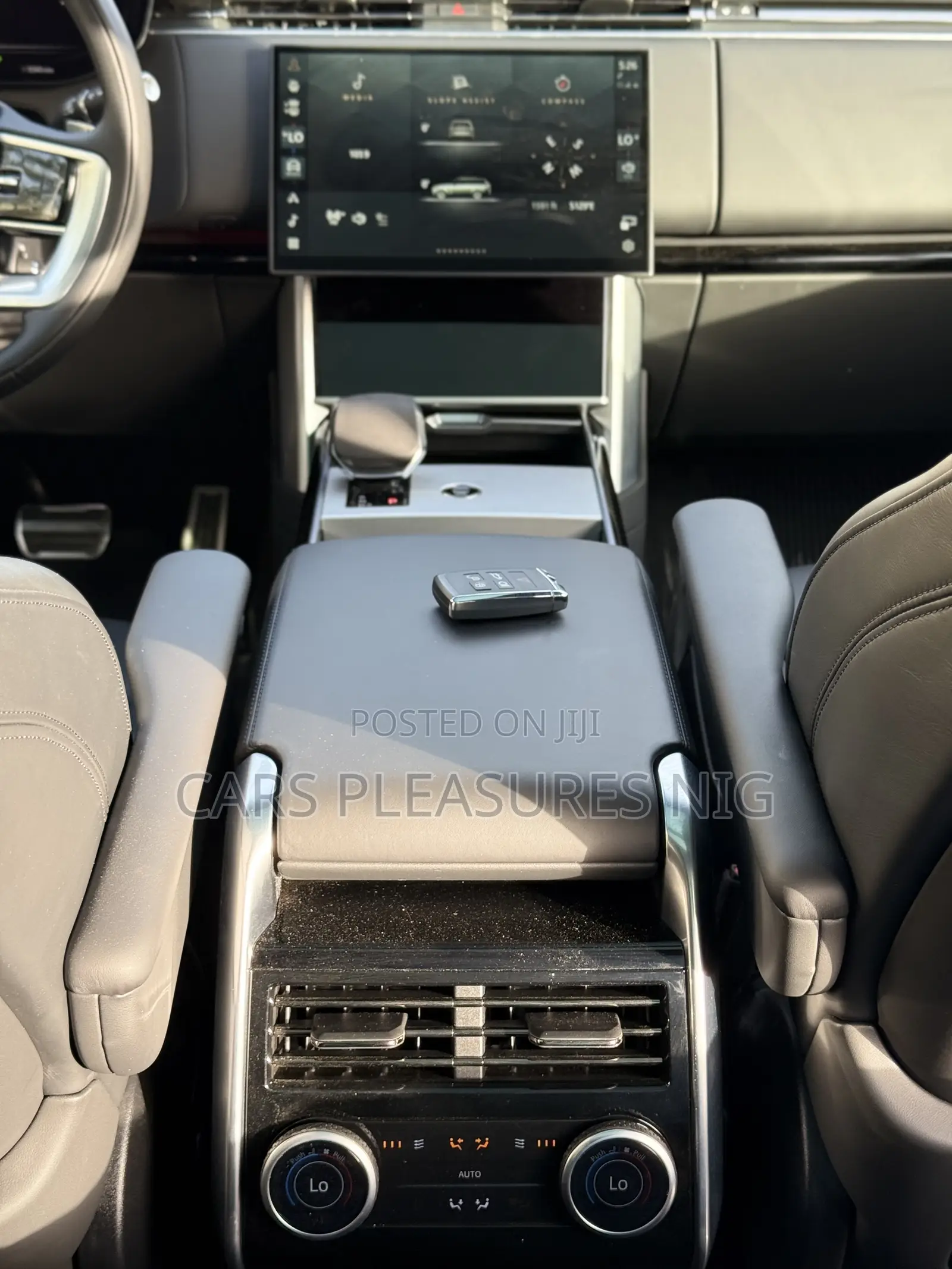 Land Rover Range Rover Vogue 2025 Gold