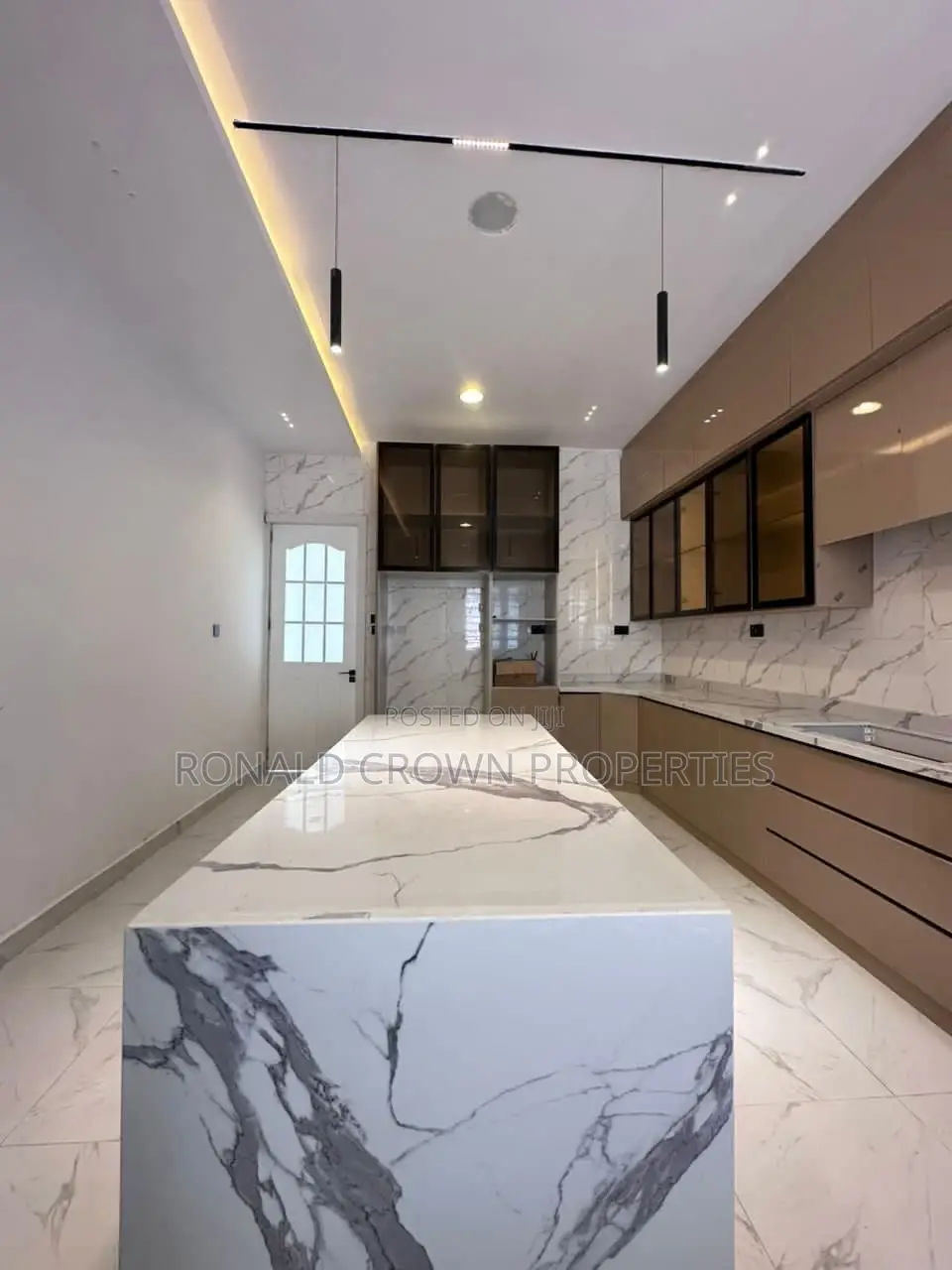 5bdrm Duplex in Ikota for sale
