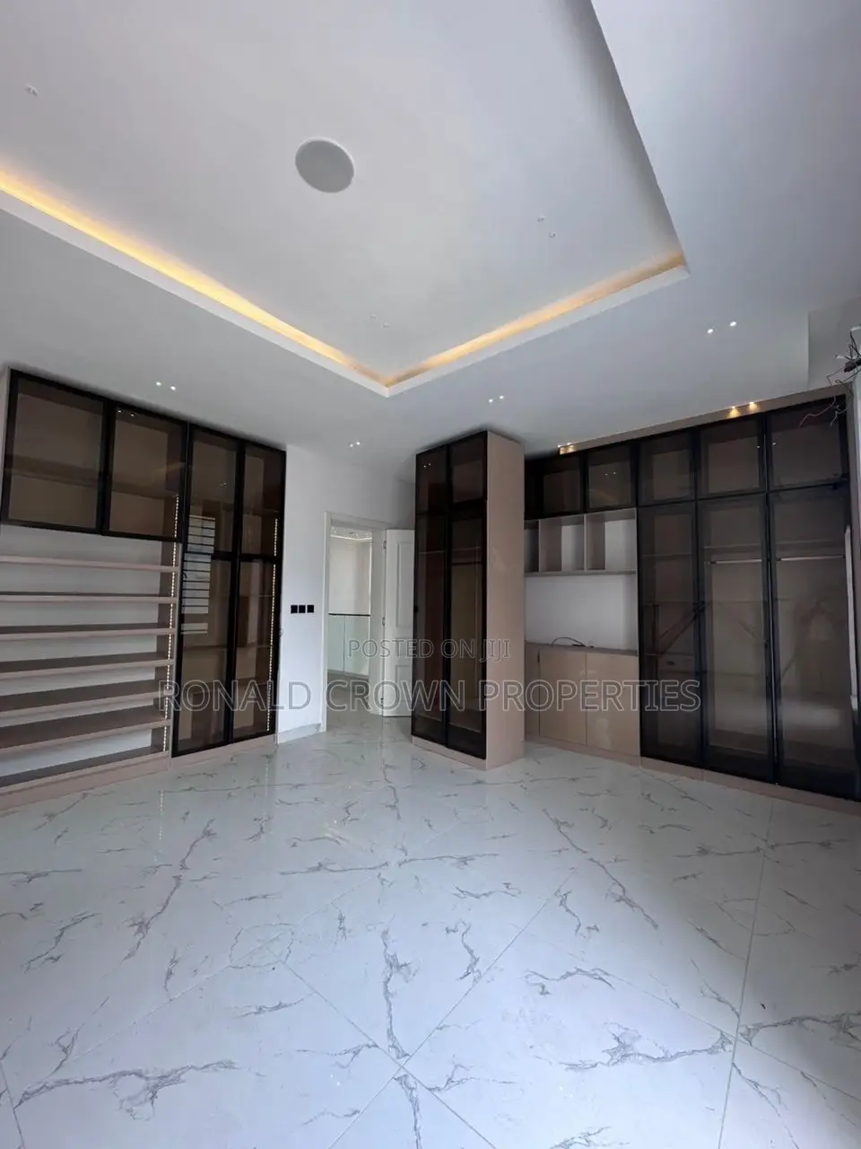 5bdrm Duplex in Ikota for sale