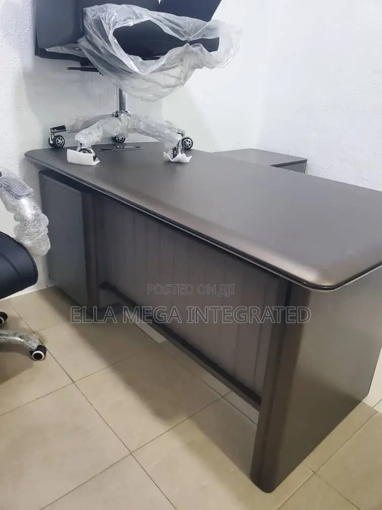 Luxury 1.6 Meters Office Table