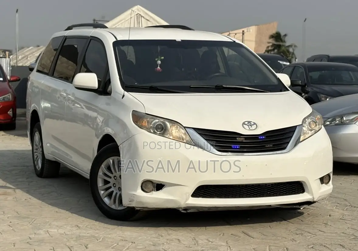 Toyota Sienna LE FWD 8-Passenger 2013 White