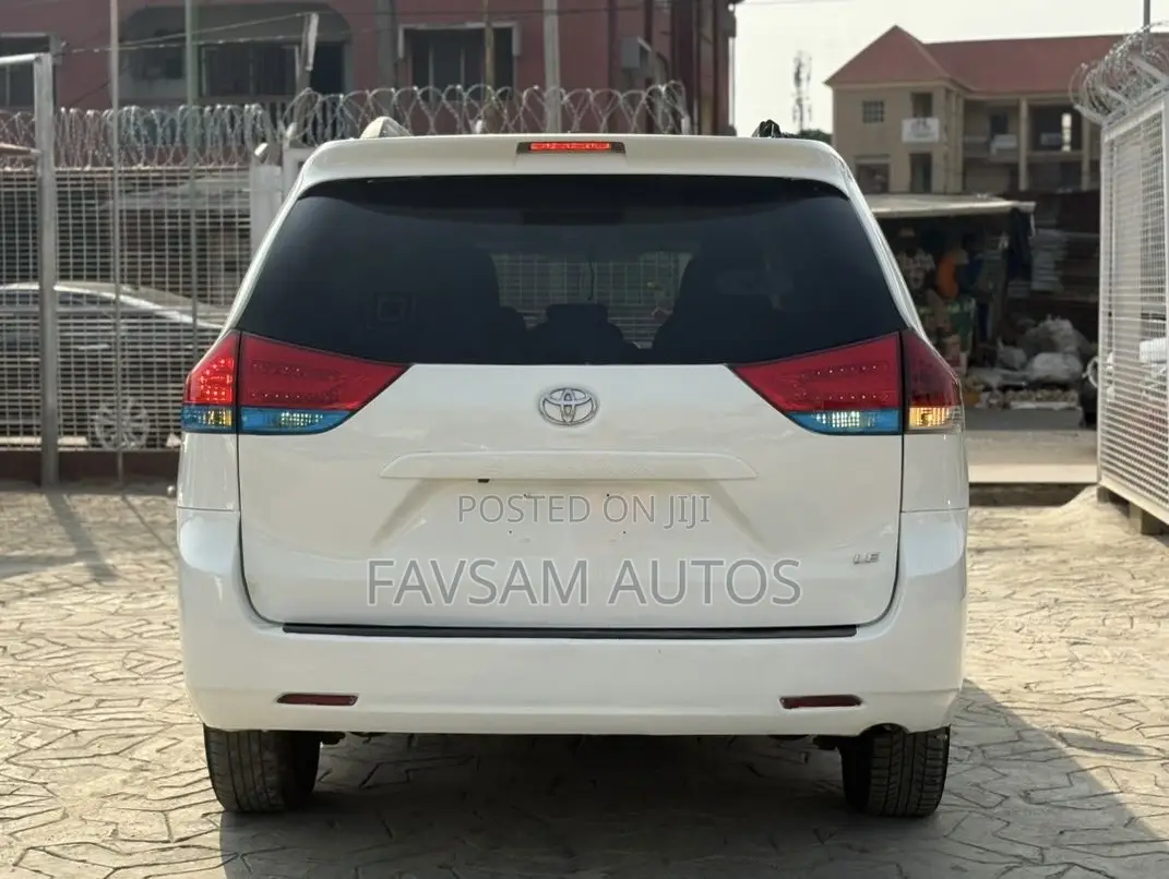 Toyota Sienna LE FWD 8-Passenger 2013 White