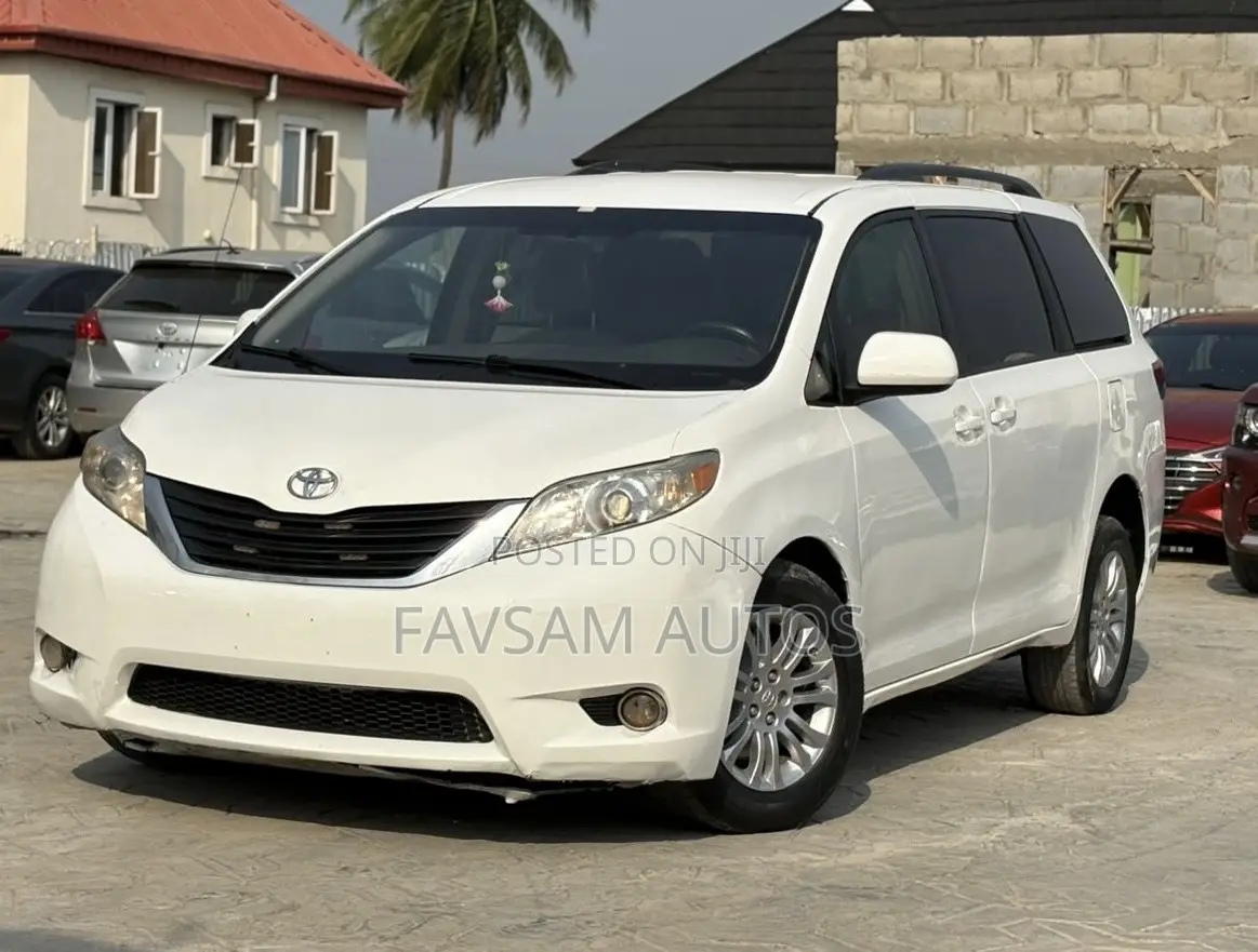 Toyota Sienna LE FWD 8-Passenger 2013 White