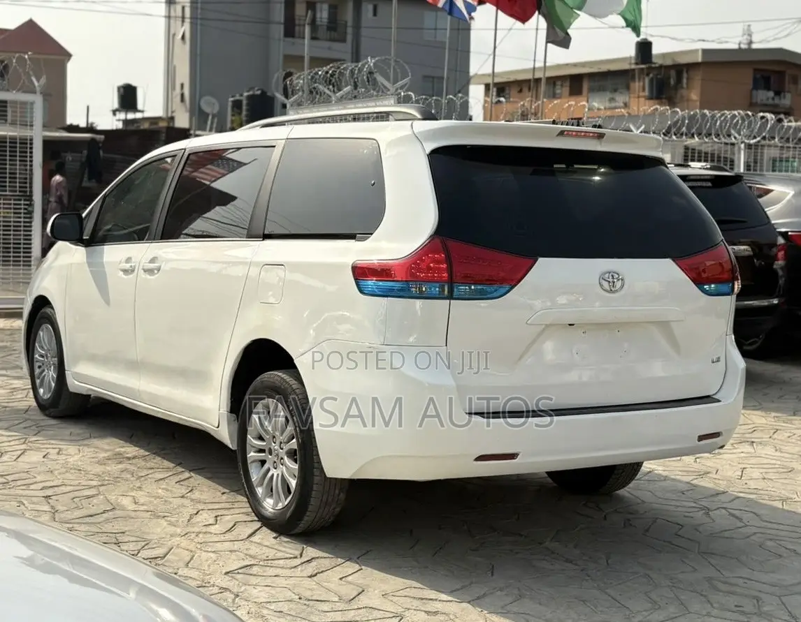 Toyota Sienna LE FWD 8-Passenger 2013 White