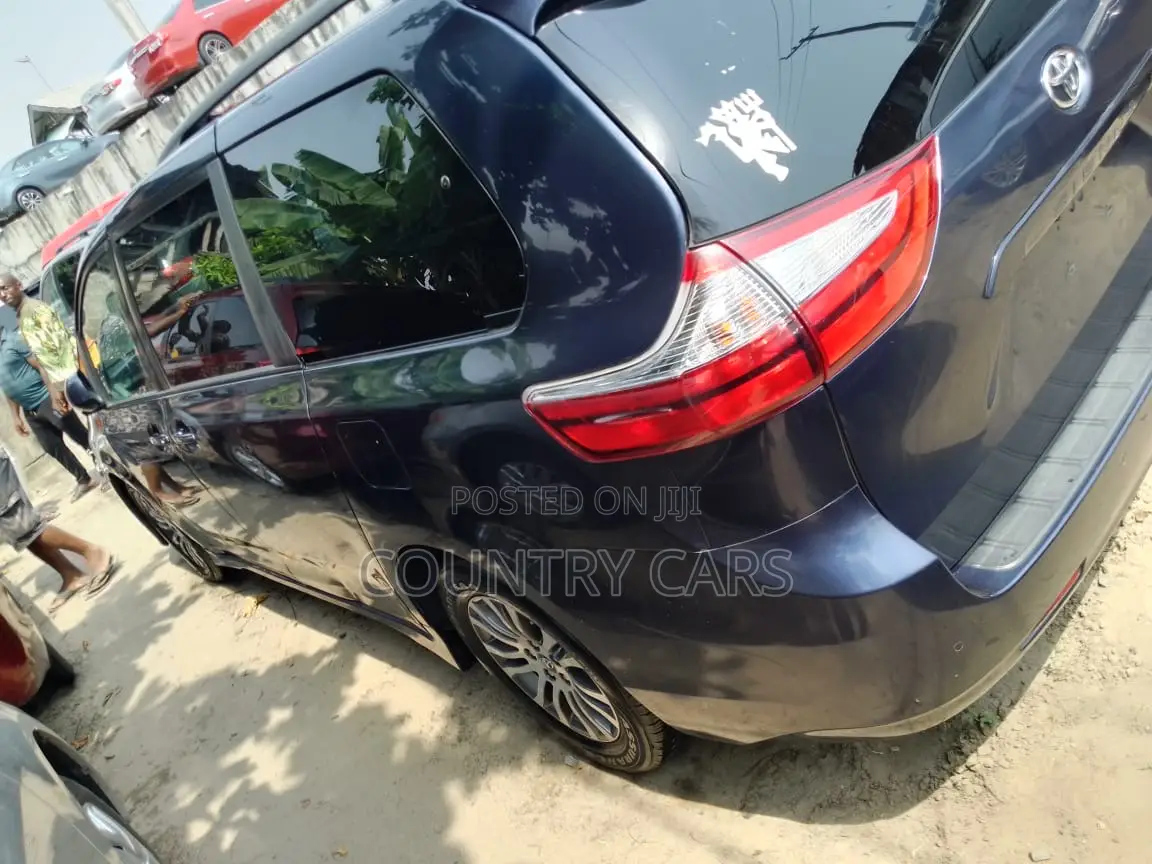 Toyota Sienna XLE Premium AWD 2019 Blue