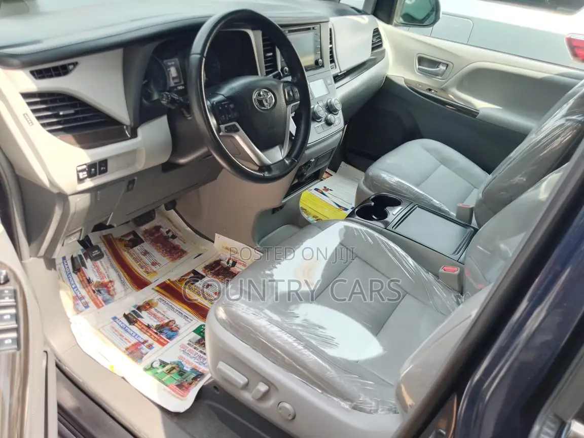 Toyota Sienna XLE FWD 2019 Silver