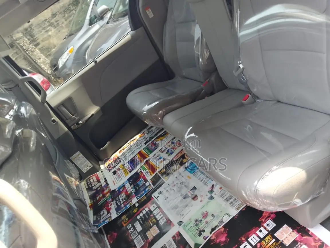 Toyota Sienna XLE FWD 2019 Silver