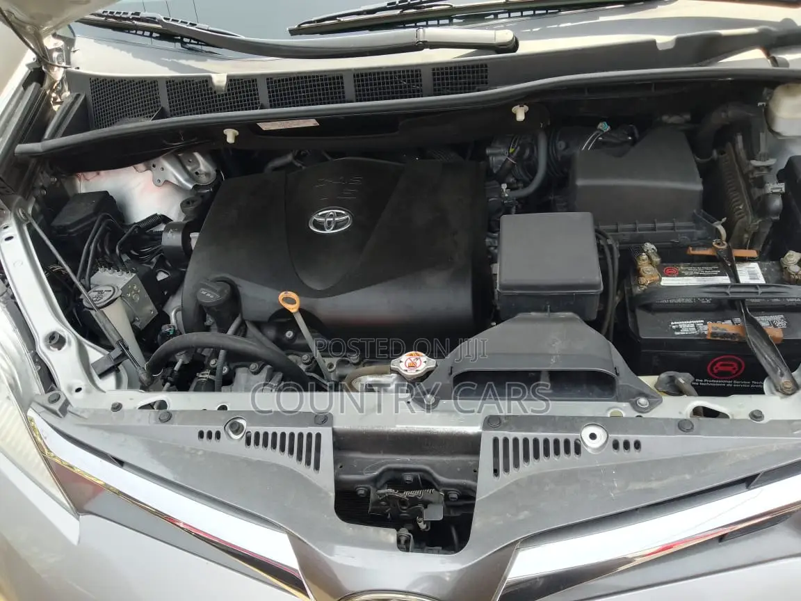 Toyota Sienna XLE FWD 2019 Silver
