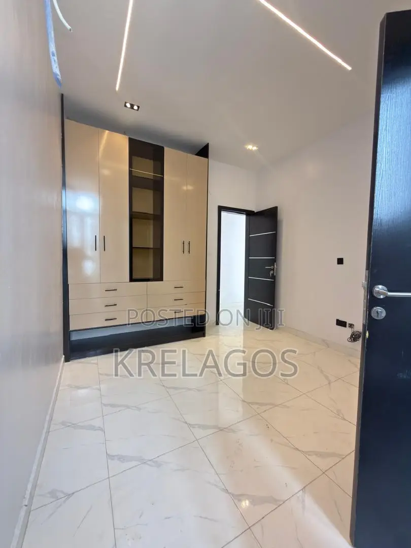 5bdrm Duplex in Ikota for sale