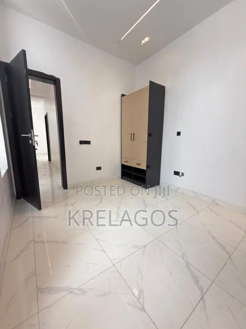 5bdrm Duplex in Ikota for sale
