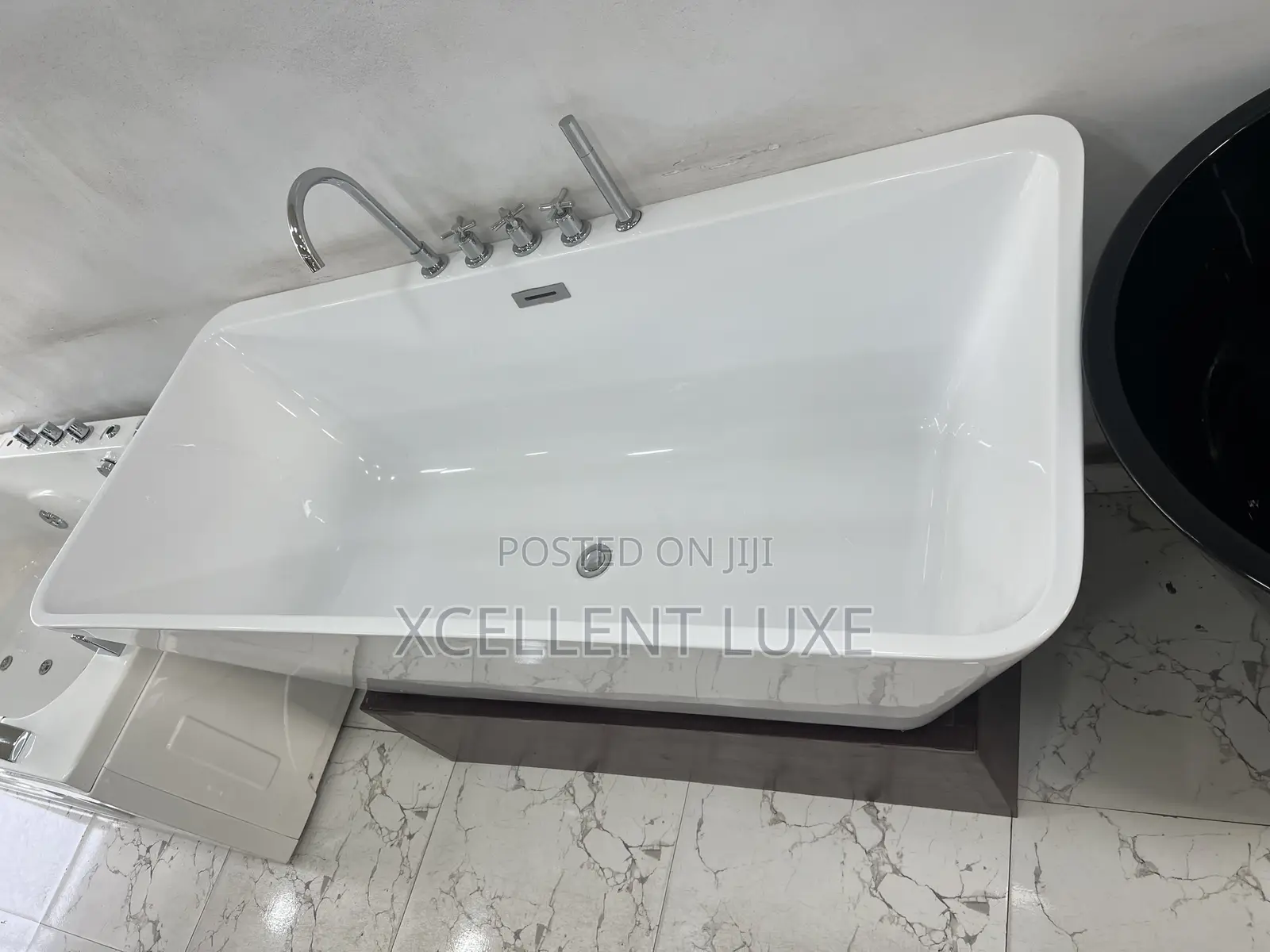Acrylic Bathtub With Tap And Movable Hand Shower. England Standard