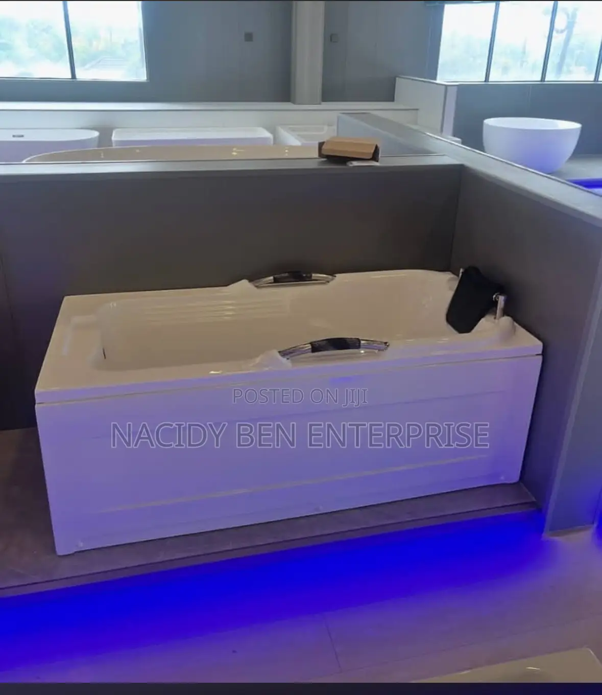 Single Free Standing Jacuzzi