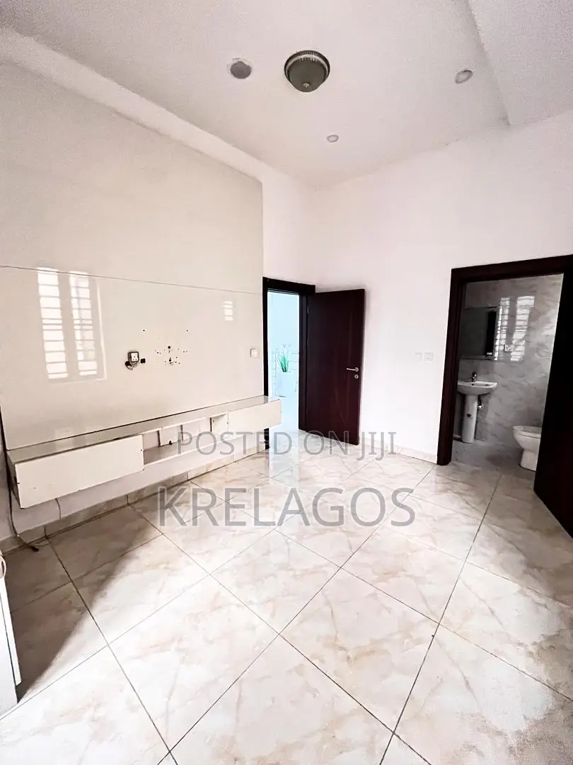 4bdrm Duplex in Ikota for sale