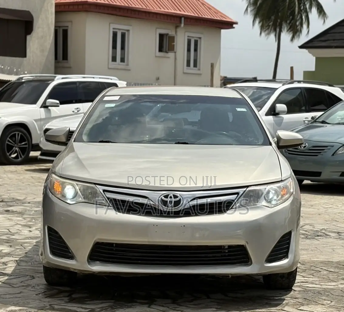 Toyota Camry LE 4dr Sedan (2.5L 4cyl 6A) 2013 Gold