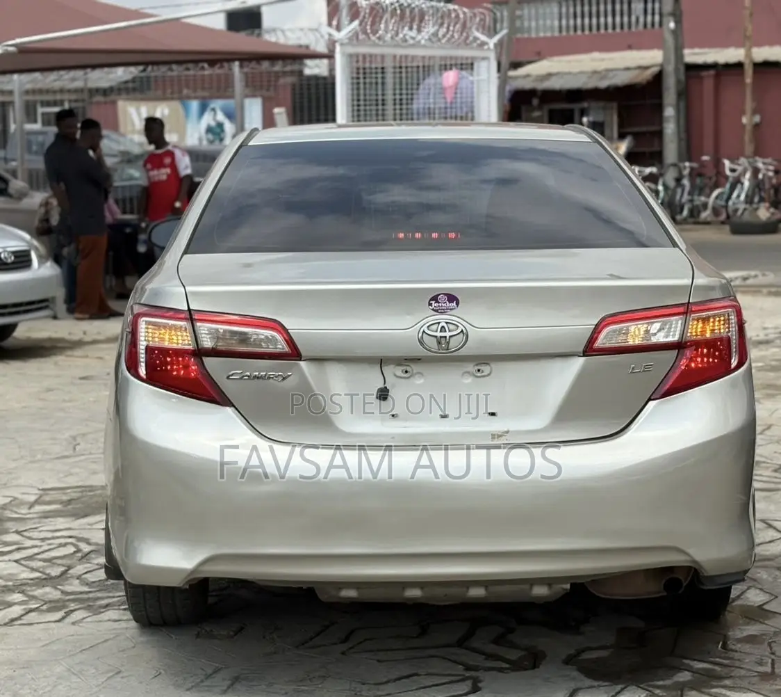 Toyota Camry LE 4dr Sedan (2.5L 4cyl 6A) 2013 Gold
