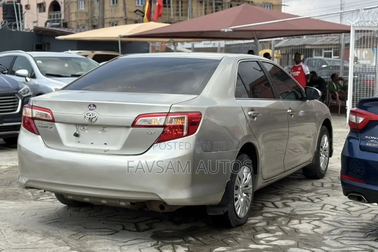 Toyota Camry LE 4dr Sedan (2.5L 4cyl 6A) 2013 Gold