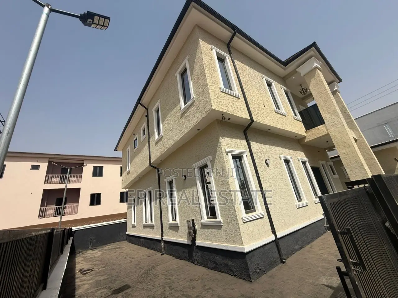 4bdrm Duplex in Gaduwa for sale