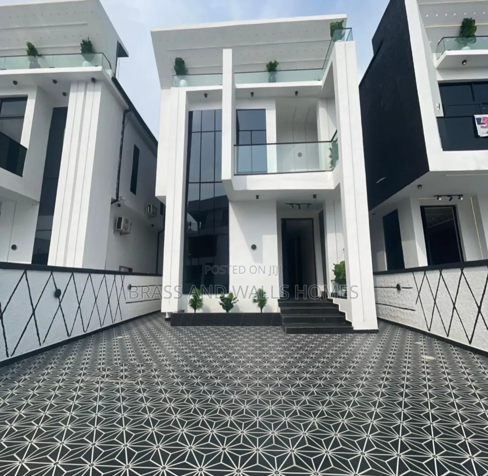 Furnished 5bdrm Duplex in Chevron for sale