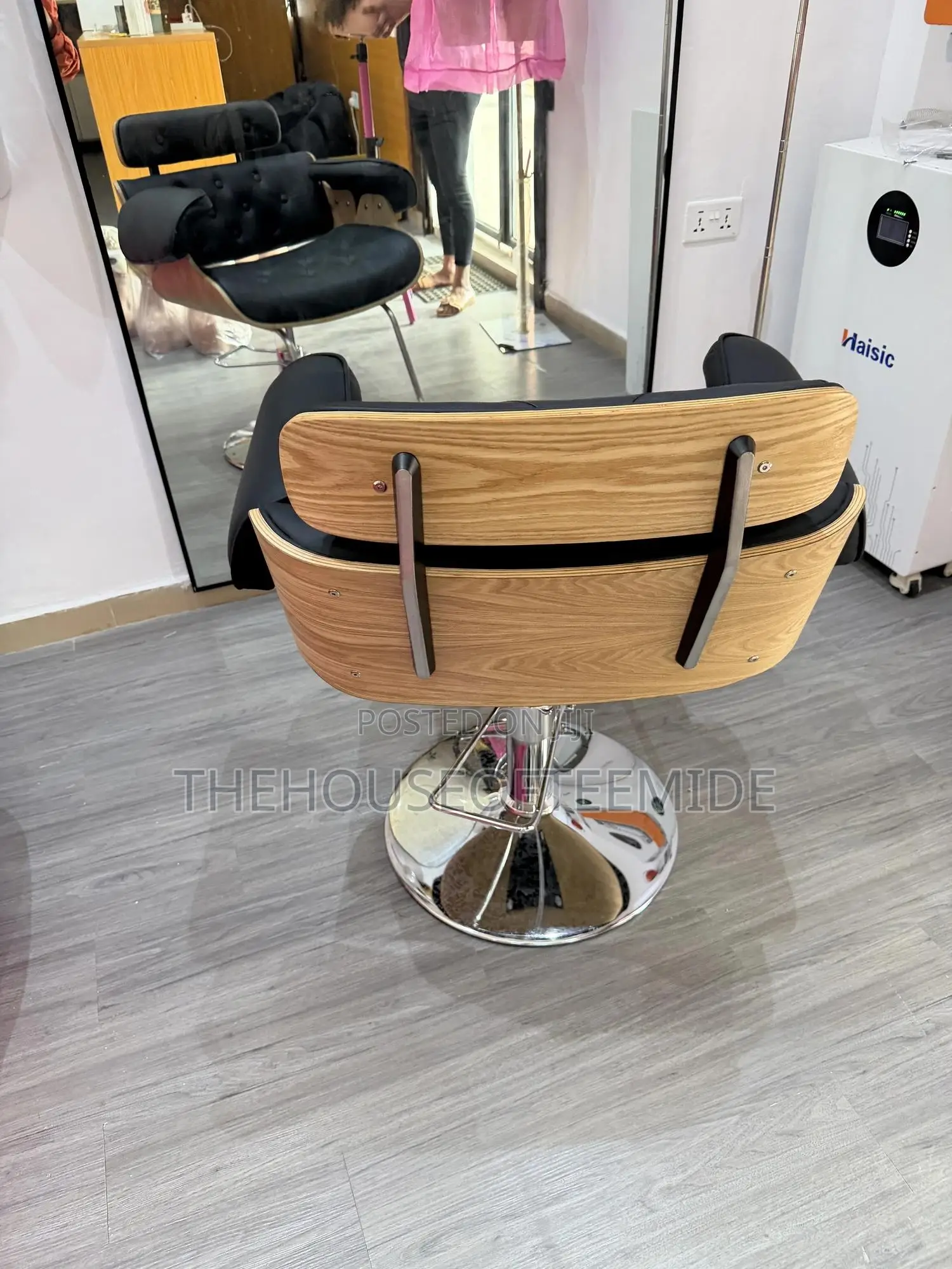 Trendy Saloon Chair With Wooden Design