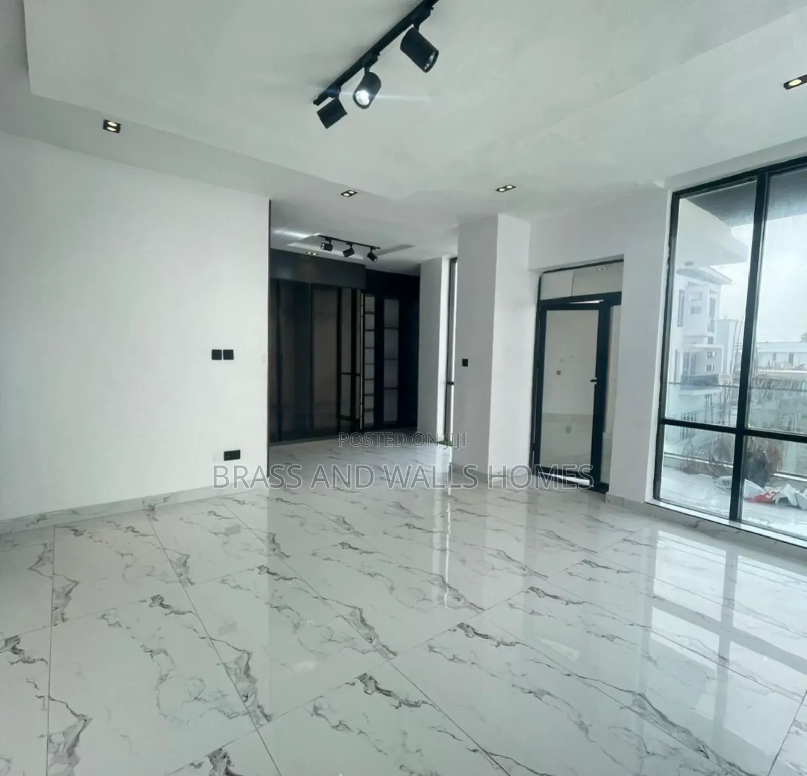 Furnished 5bdrm Duplex in Chevron for sale