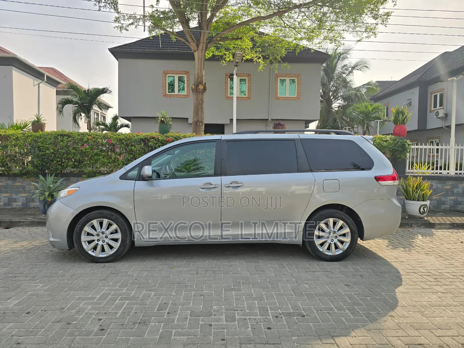 Toyota Sienna LE 7-Passenger 4dr Minivan AWD (3.5L 6cyl 6A) 2014 Silver