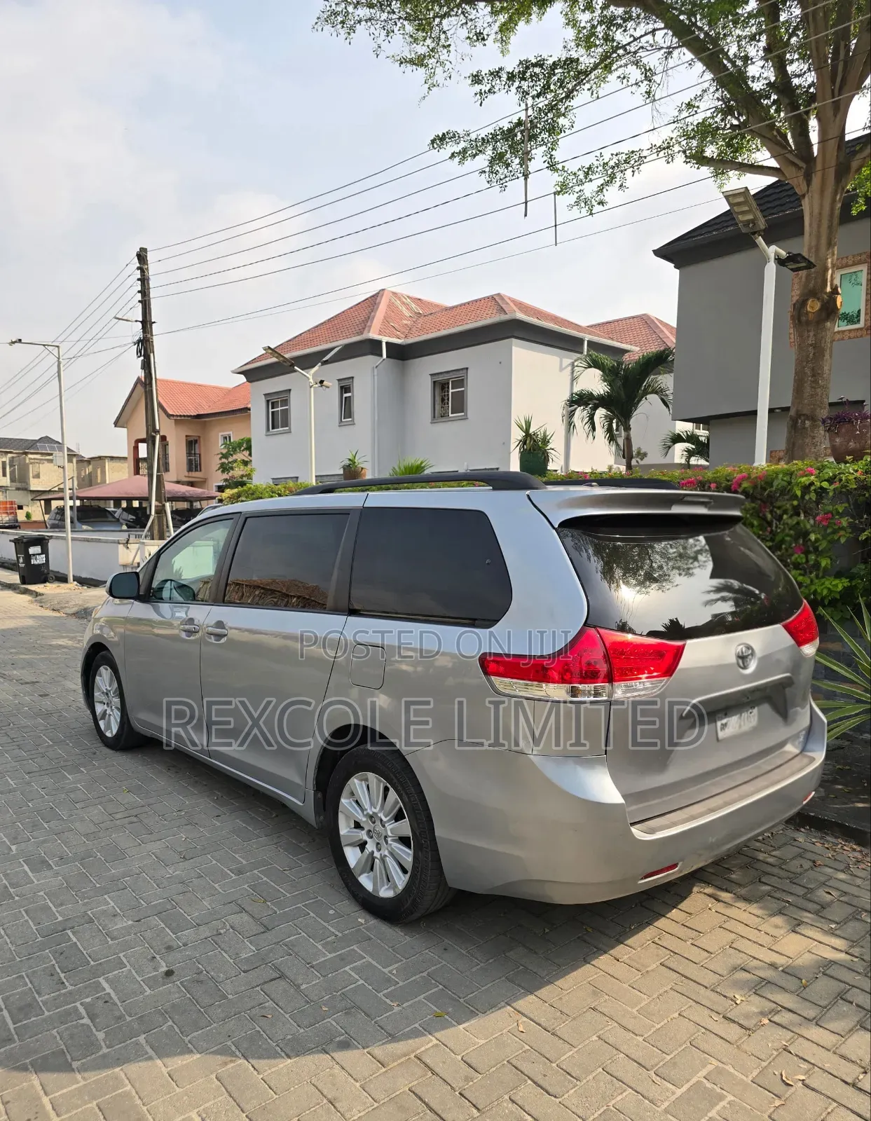 Toyota Sienna LE 7-Passenger 4dr Minivan AWD (3.5L 6cyl 6A) 2014 Silver