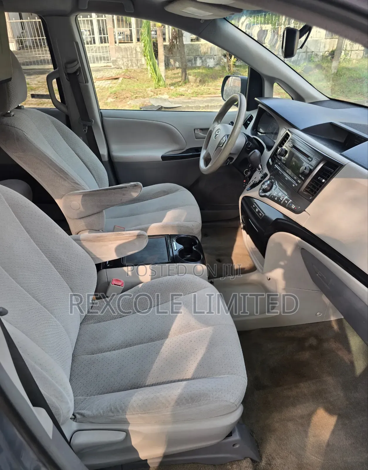 Toyota Sienna LE 7-Passenger 4dr Minivan AWD (3.5L 6cyl 6A) 2014 Silver