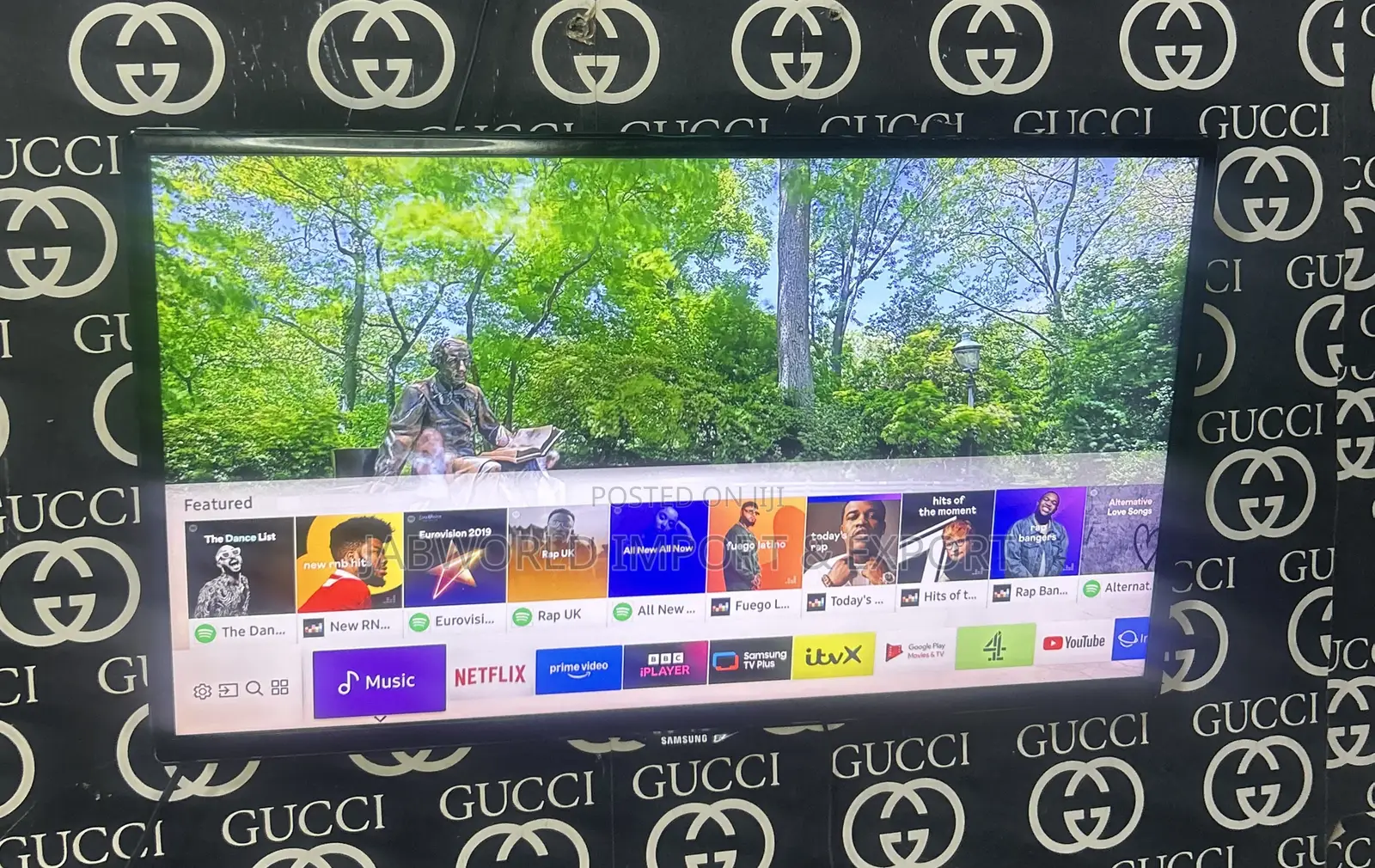 Samsung 28”Inch Smart TV. Sleek Design