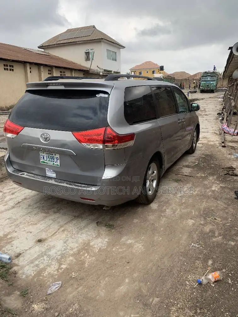 Toyota Sienna XLE 7 Passenger 2012 Silver