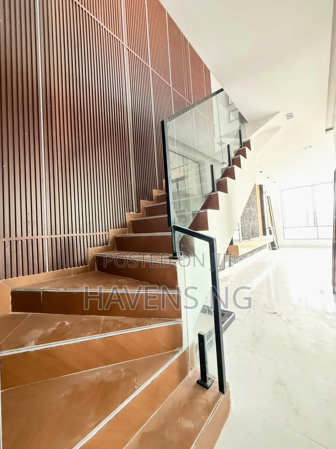 4bdrm Duplex in Chevron for sale