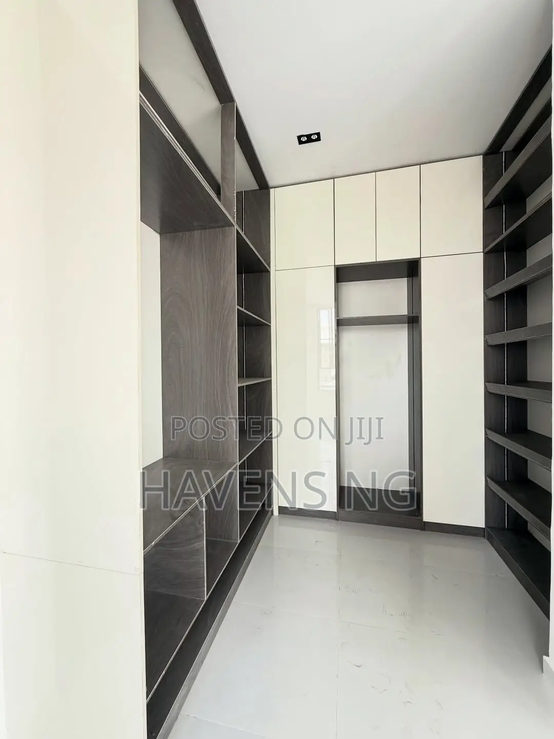 4bdrm Duplex in Chevron for sale