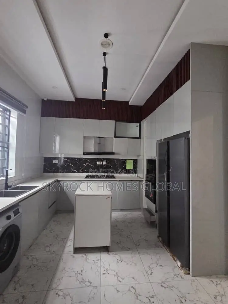 4bdrm Duplex in Chevron for rent