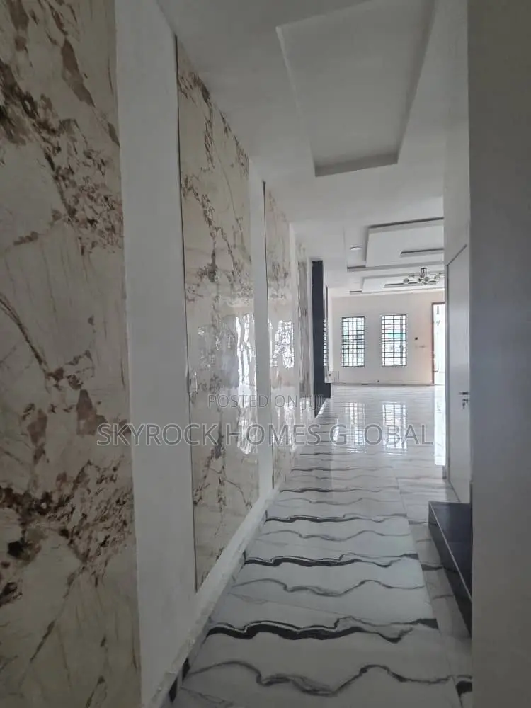 4bdrm Duplex in Chevron for rent