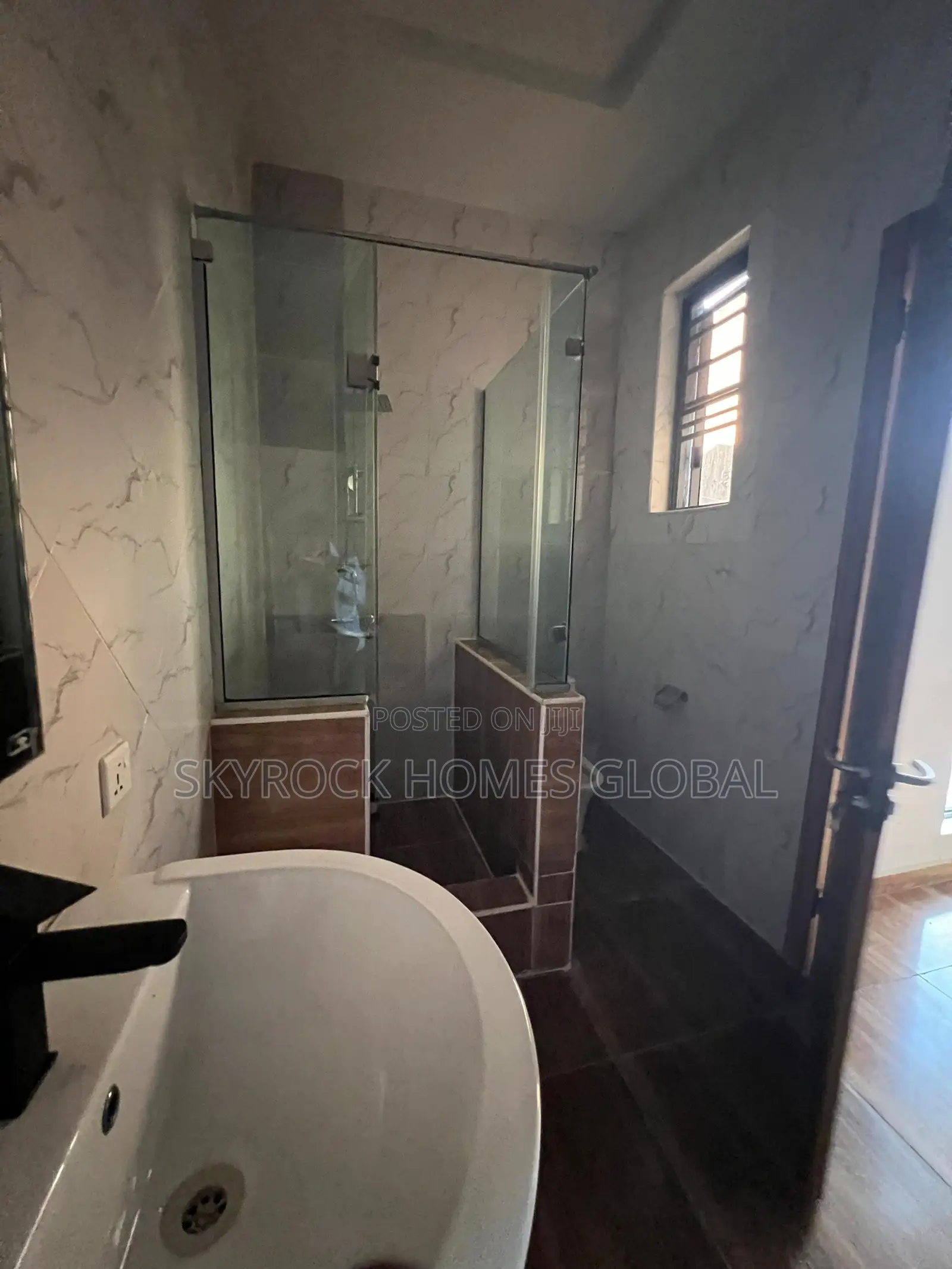 4bdrm Duplex in Chevron for rent