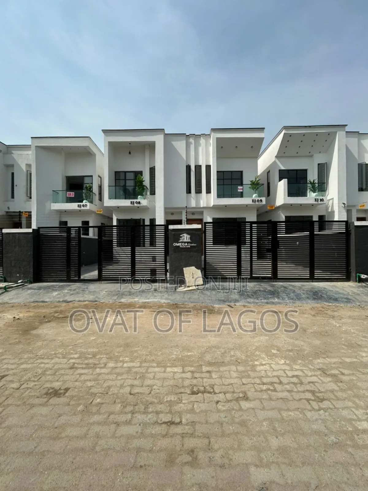3bdrm Duplex in Ikota for sale
