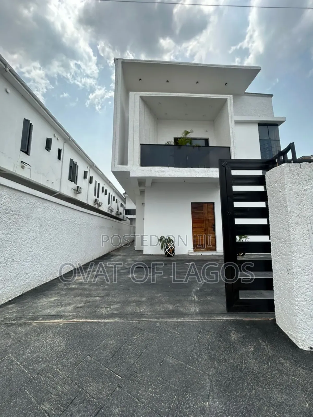 5bdrm Duplex in Ikota for sale