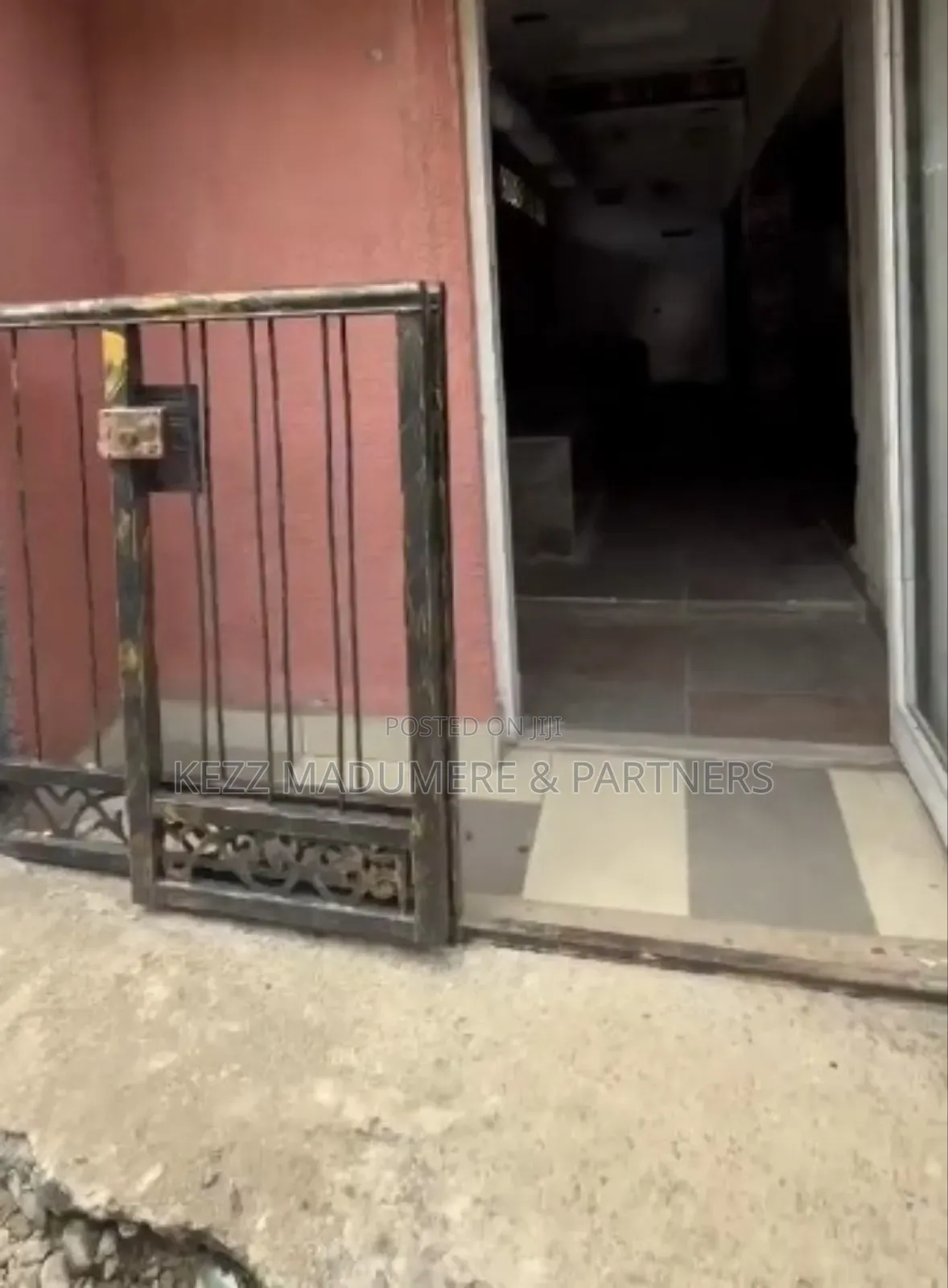 To Let : Shop at Psychiatric Hospital Rd, by Zenith Bank Rumuola Rd