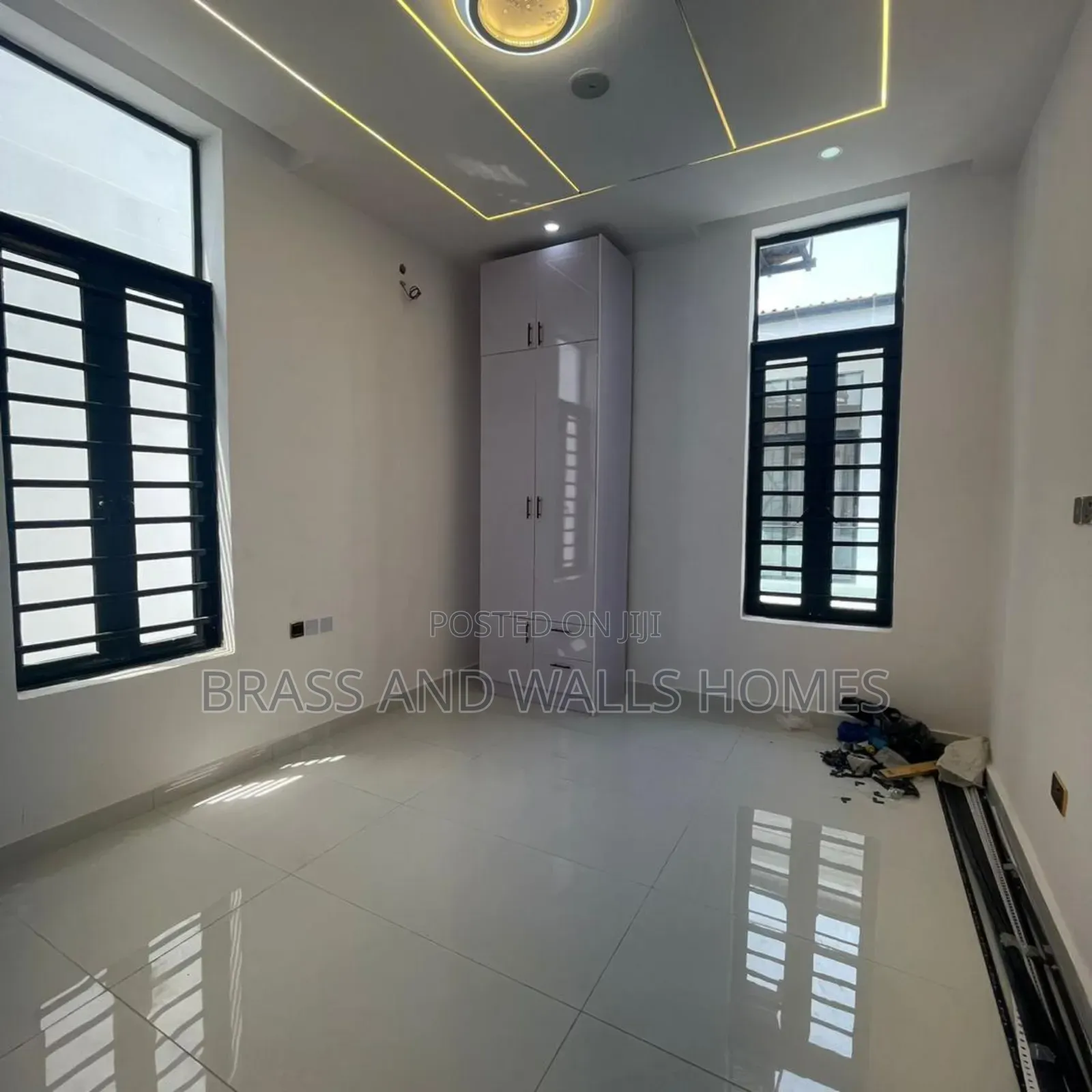 Furnished 5bdrm Duplex in Chevron for sale
