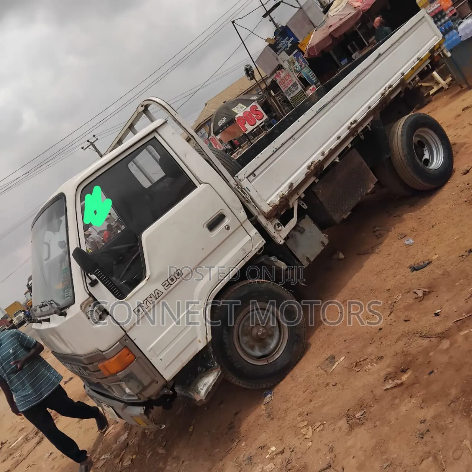 Toyota Dyna 200 6tyres Truck 2000 White