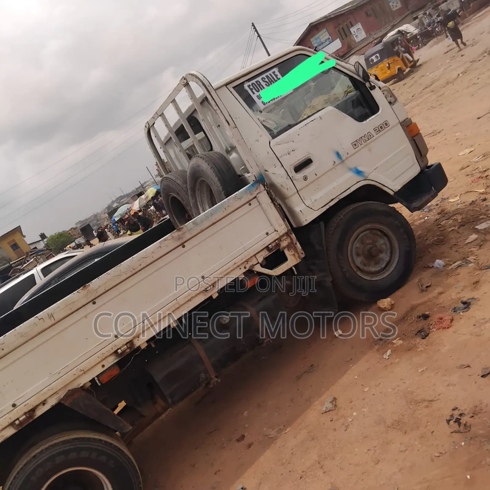 Toyota Dyna 200 6tyres Truck 2000 White