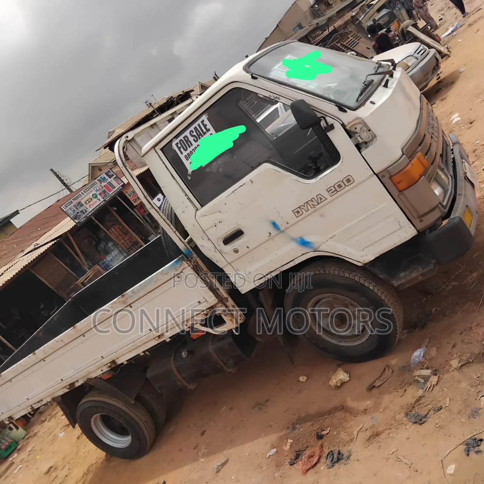 Toyota Dyna 200 6tyres Truck 2000 White