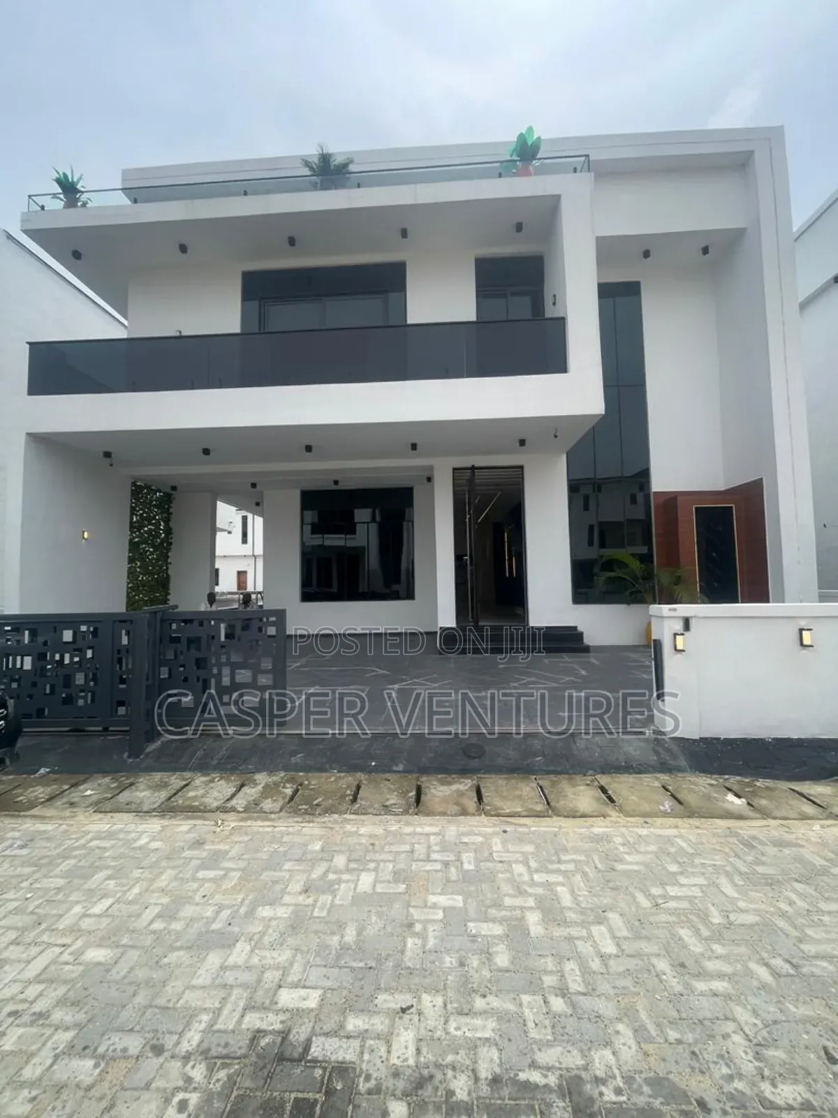 5bdrm Duplex in Chevron for sale