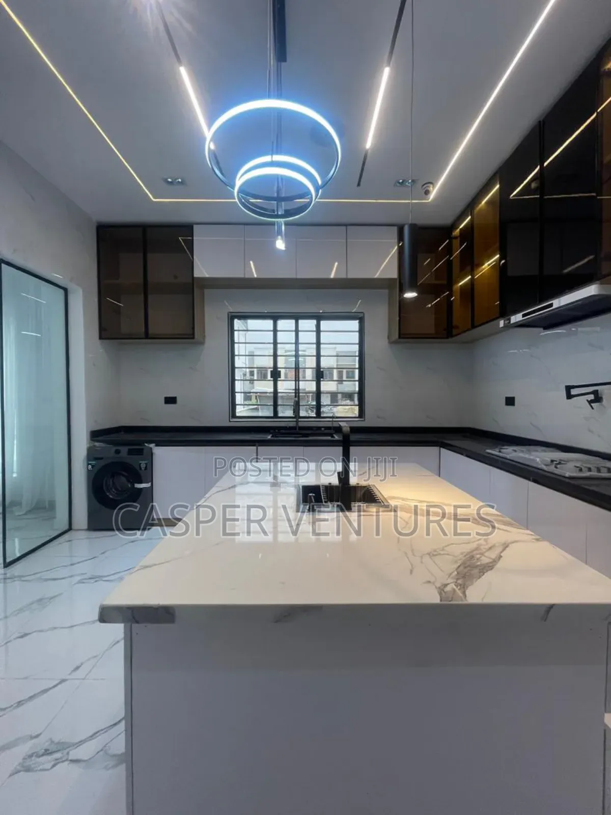 5bdrm Duplex in Chevron for sale