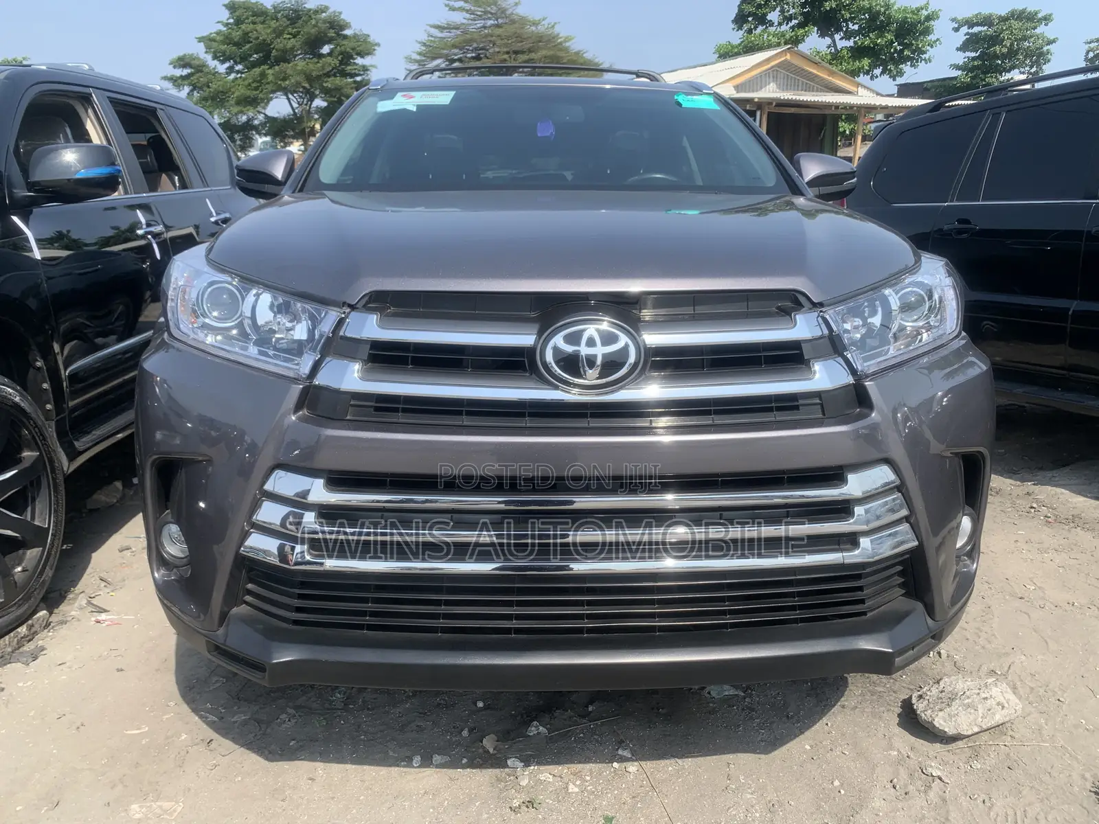 Toyota Highlander XLE 4x4 V6 (3.5L 6cyl 8A) 2018 Gray