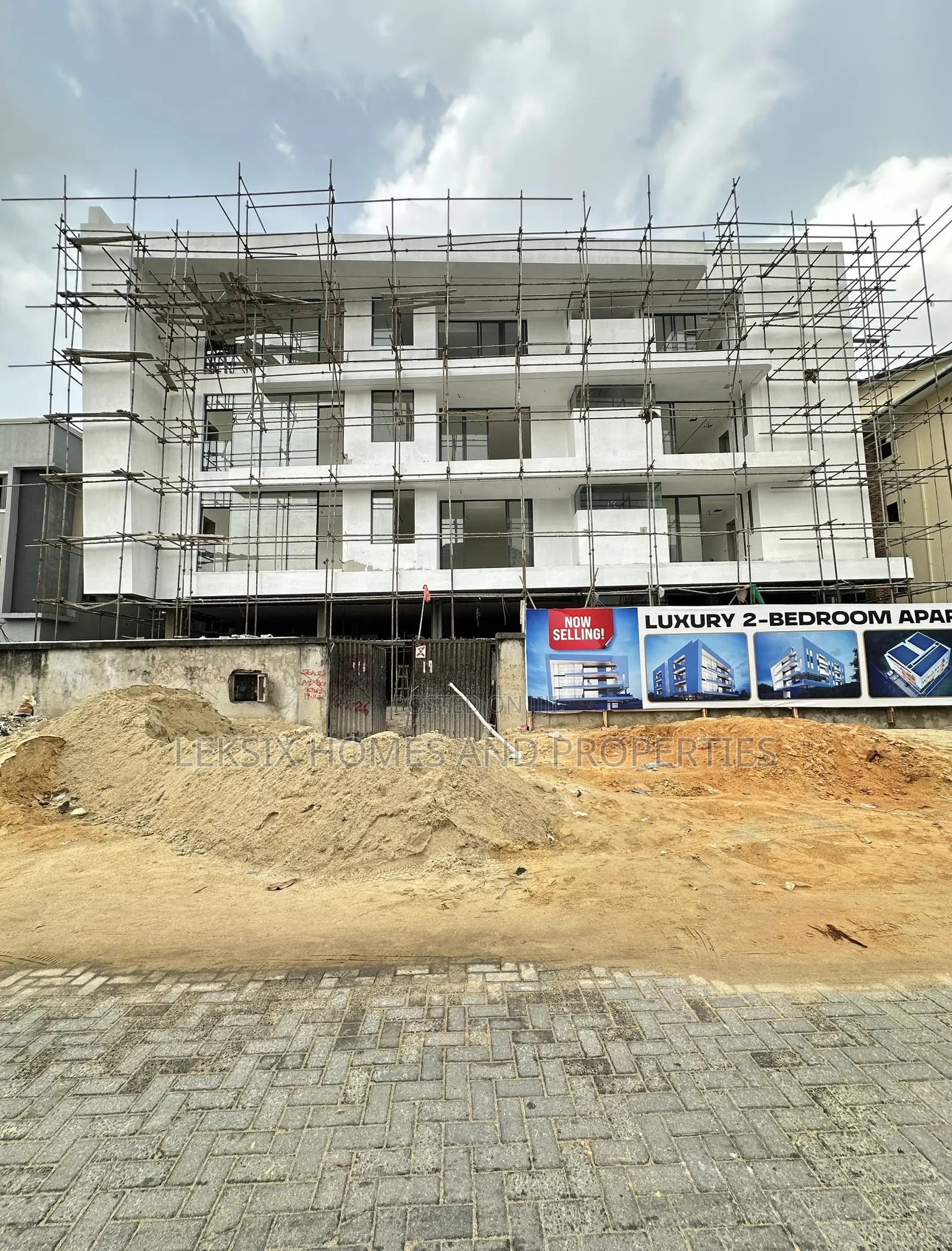 2bdrm Apartment in A Well Secured, Lekki Phase 1 for sale